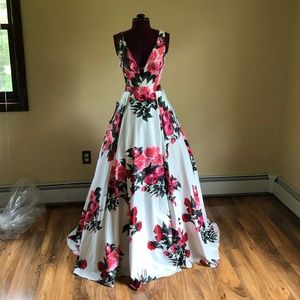 White Multi Floral Prom Dress JVN59146 (Size 6)